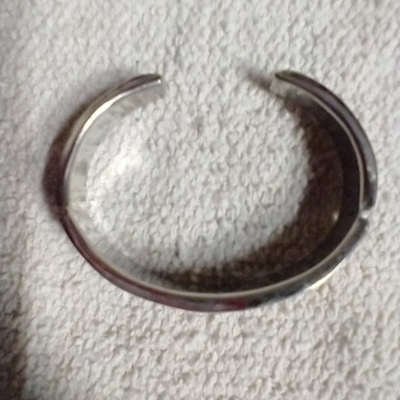 Silvertone pink shell small cuff bracelet - Picture 4 of 4